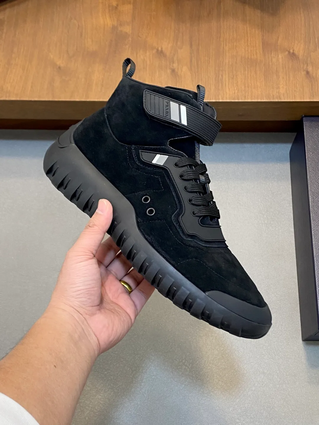 Men's shoes 💰860 Prada/Prada's new men's patchwork casual sports boots! The shoe's exquisite stitching outlines a unique geometric texture, and contemporary lines and details reinterpret the classic sports style. The upper is made of ultra-official material, and the lining is full cowhide. It is lightweight, breathable, practical and versatile. The tongue is decorated with the Prada Milano logo, and the logo print is embellished with the laces. It is paired with a 2.5cm two-color rubber sole to create a comfortable wearing experience. Comes with full set of original packaging dust bag! Size: 39-40-41-42-43-44 (45 customized) standard leather shoe size